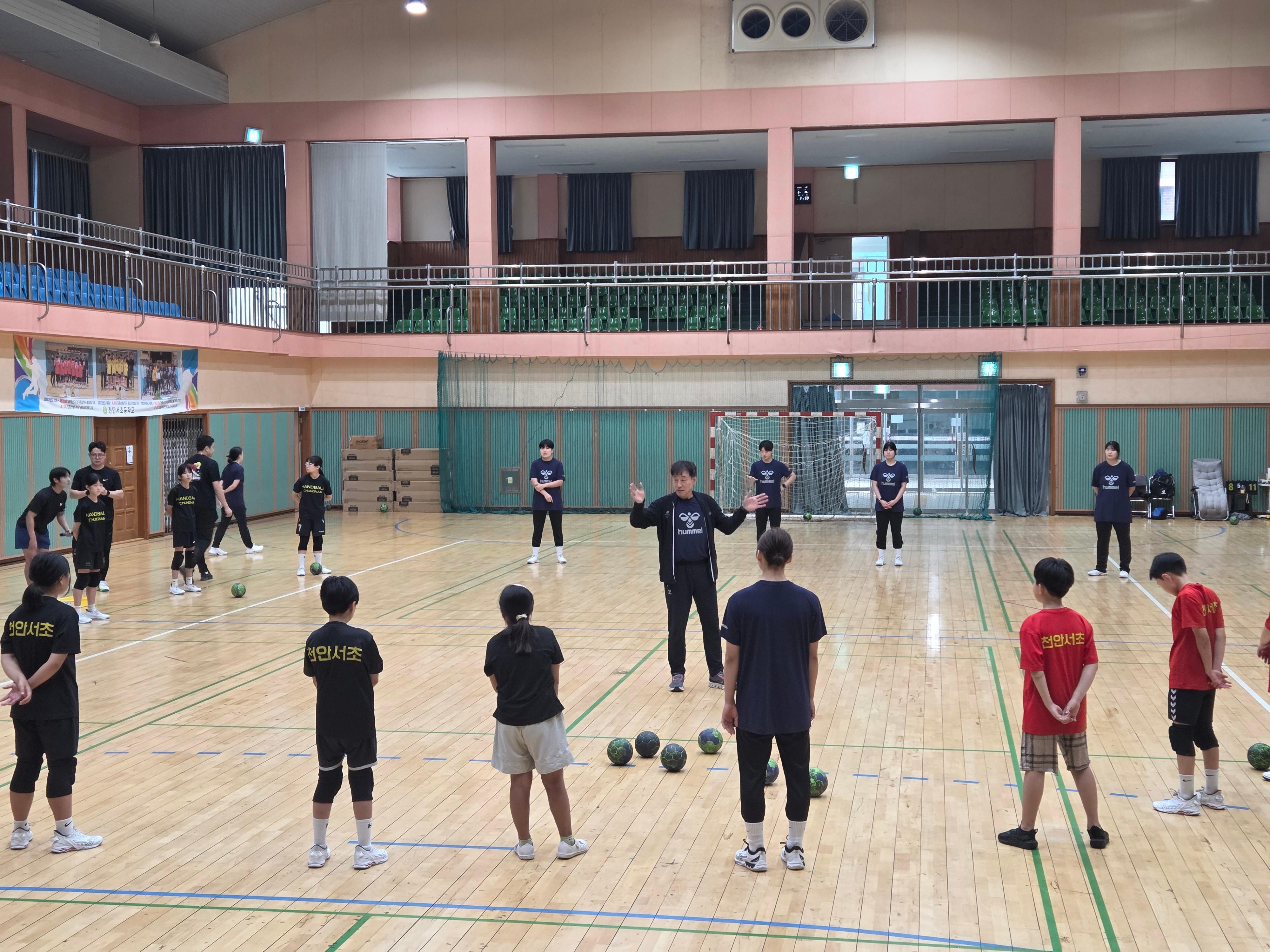 여자핸드볼 선수단 재능기부 활동 이미지3